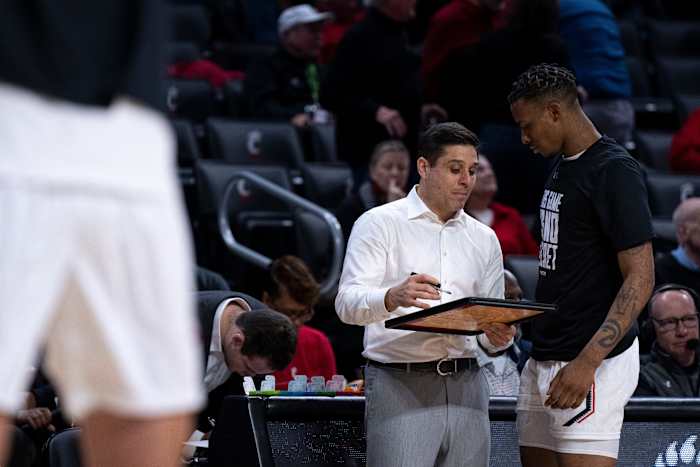 Cincinnati Bearcats head coach Wes Miller speaks with Cincinnati Bearcats guard Landers Nolley II (2) during halftime in the NCAA men s basketball game at Fifth Third Arena in Cincinnati. Cincinnati Bearcats defeated Tulsa Golden Hurricane 81-55. Ncaa Basketball Tulsa Golden Hurricane At Cincinnati Bearcats